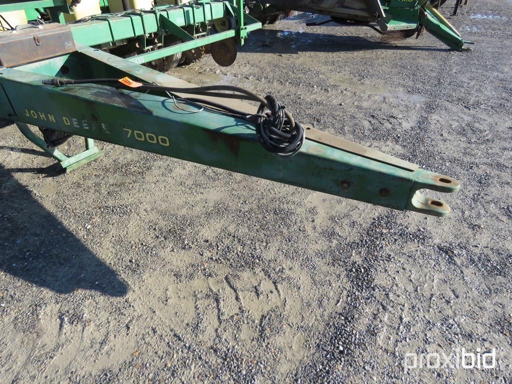 7000 JD 8 row planter, pull type