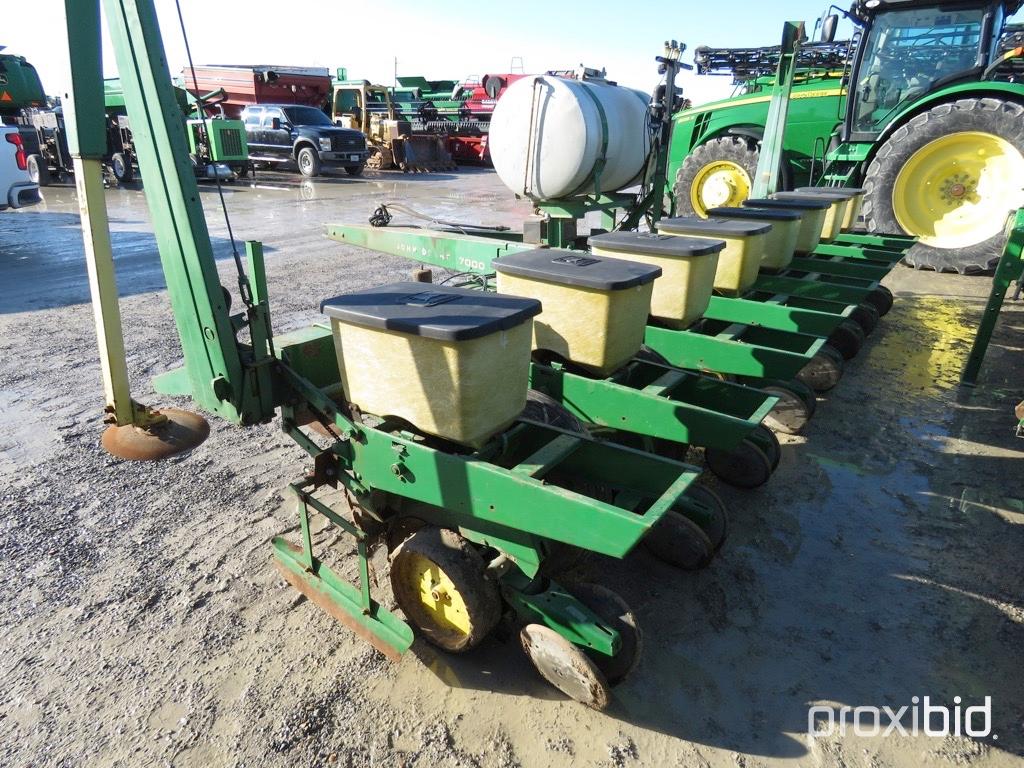 7000 JD 8 row planter, pull type