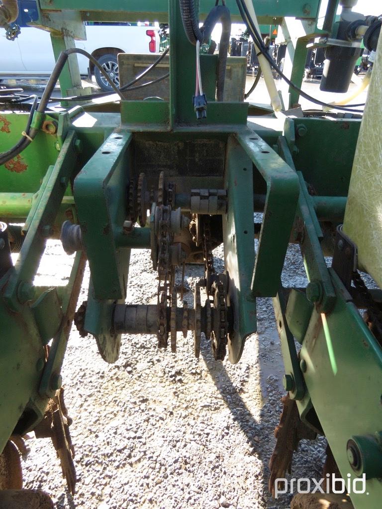 7000 JD 8 row planter, pull type