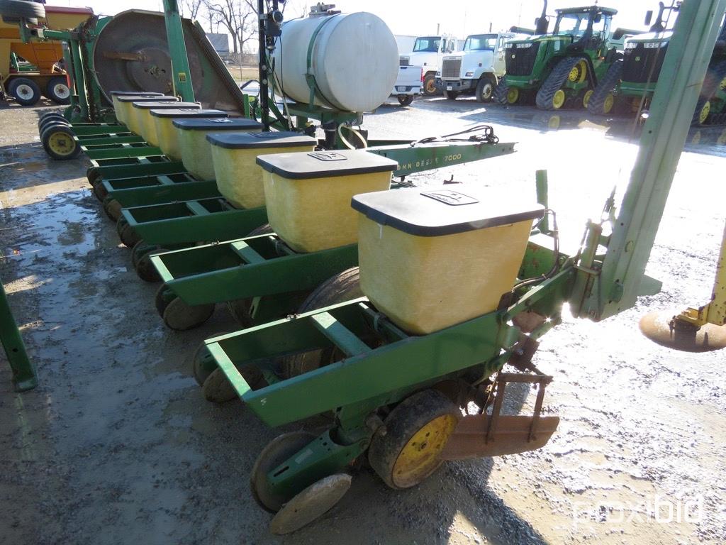 7000 JD 8 row planter, pull type