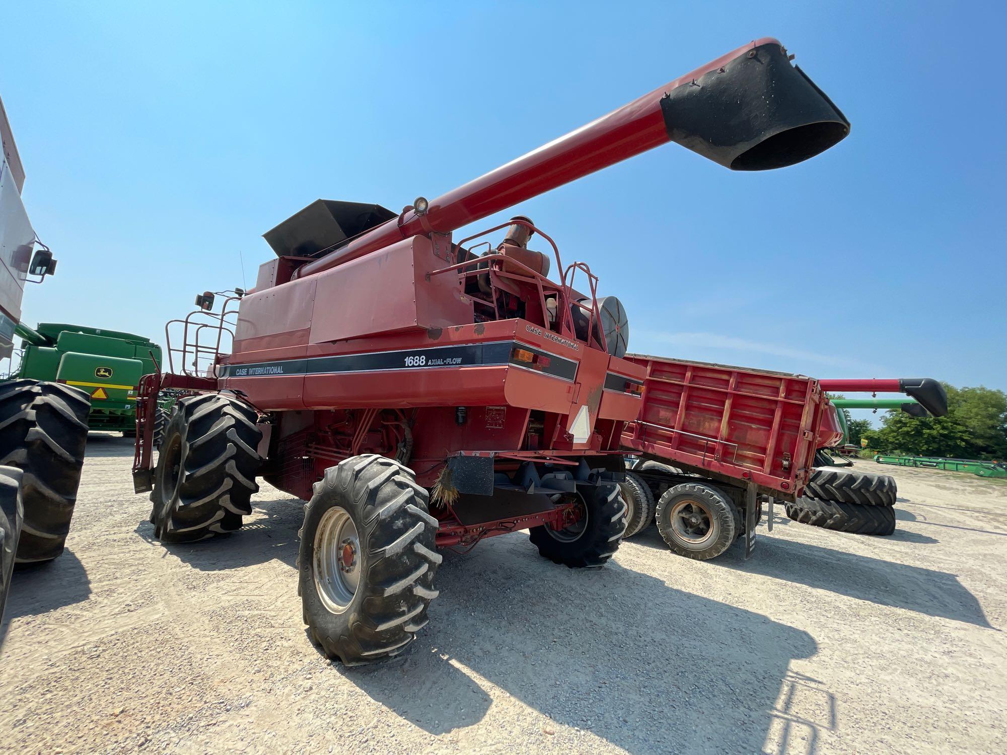 1688 CASE IH COMBINE