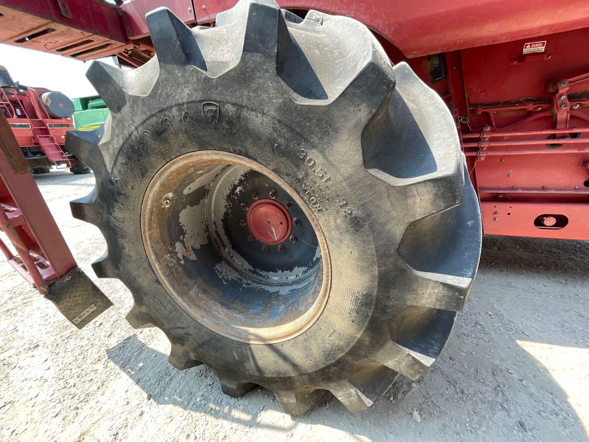 1688 CASE IH COMBINE