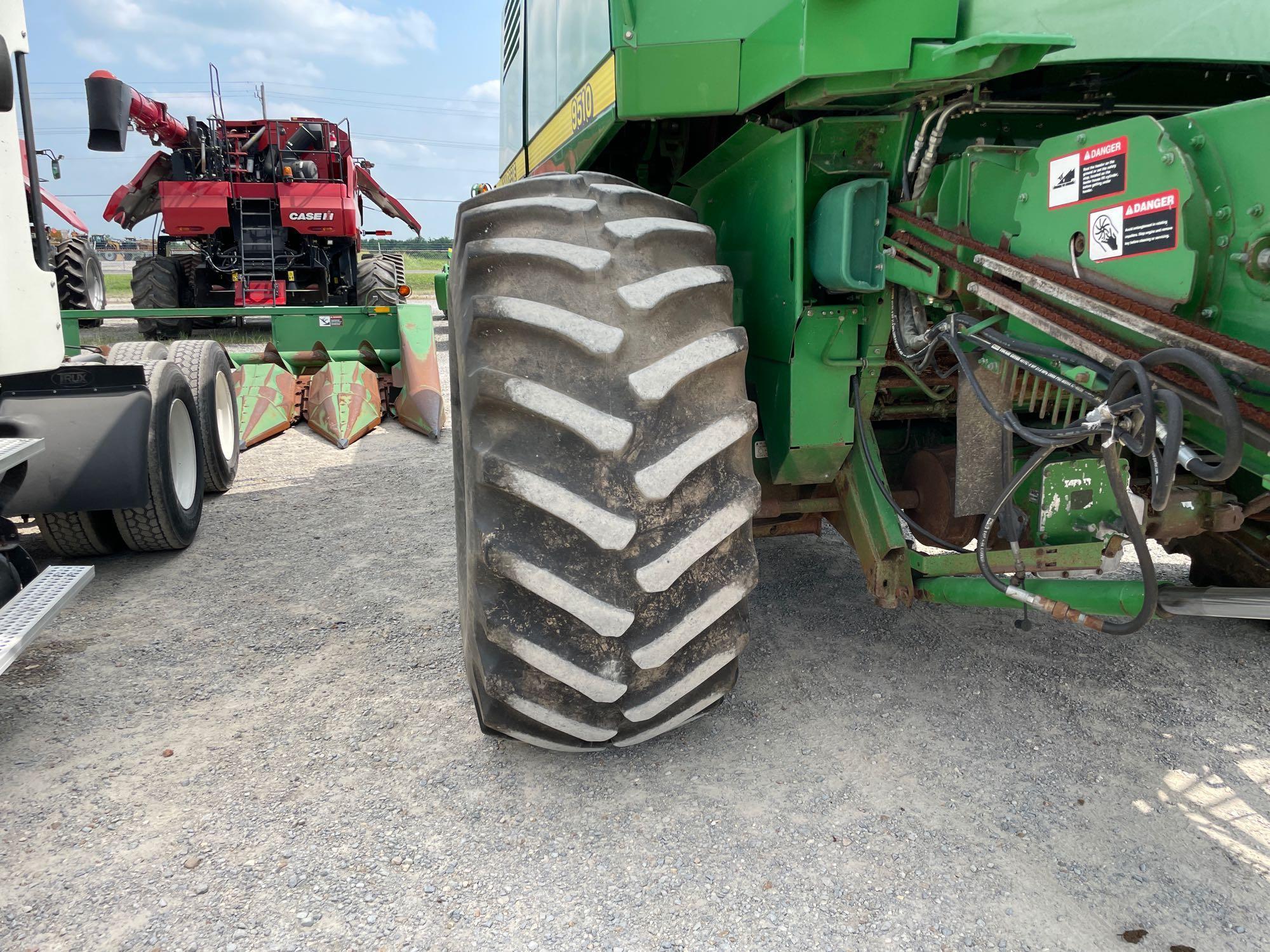 9510 JOHN DEERE COMBINE, 1997 YR.