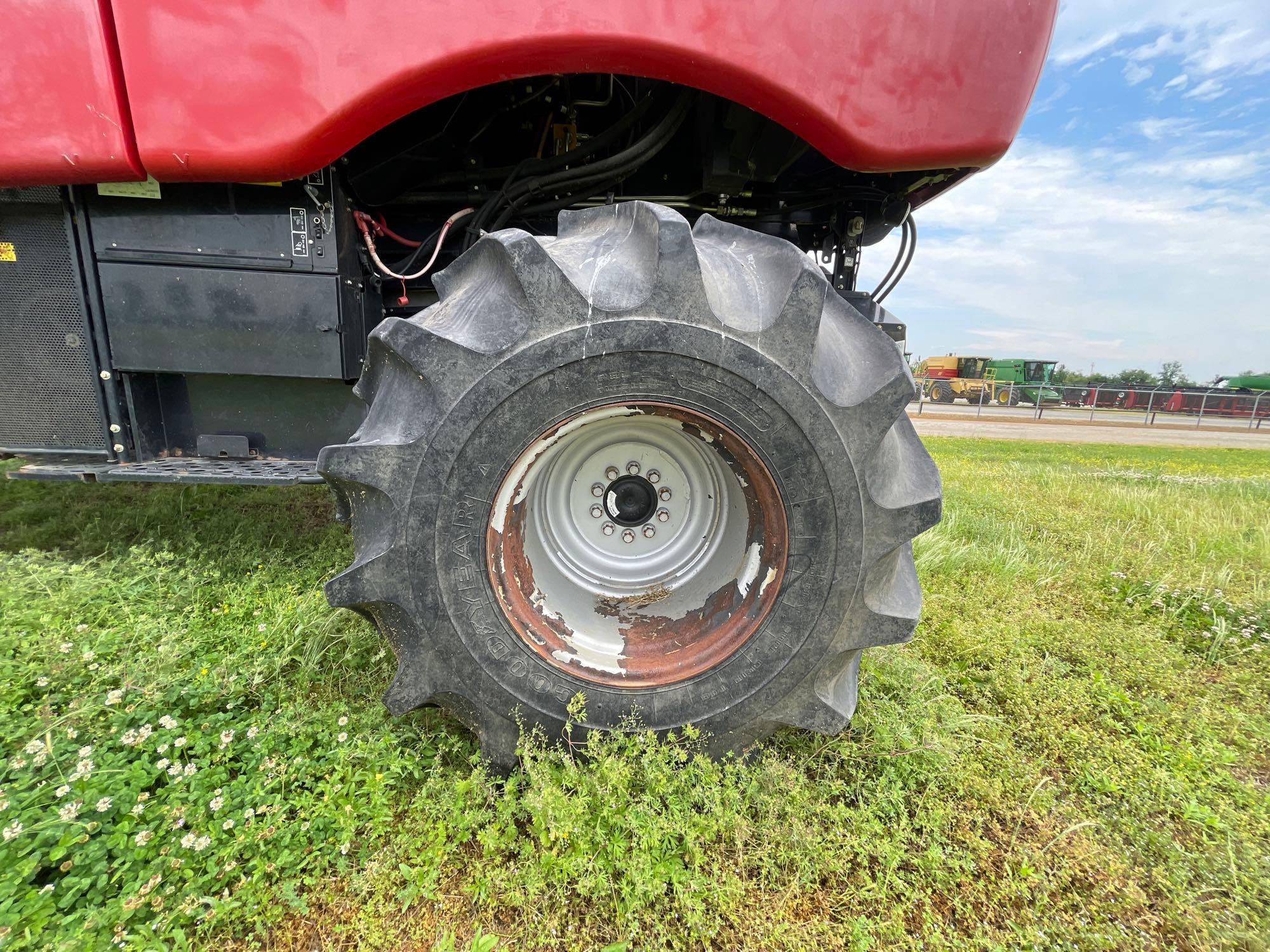 7230 CASE IH COMBINE