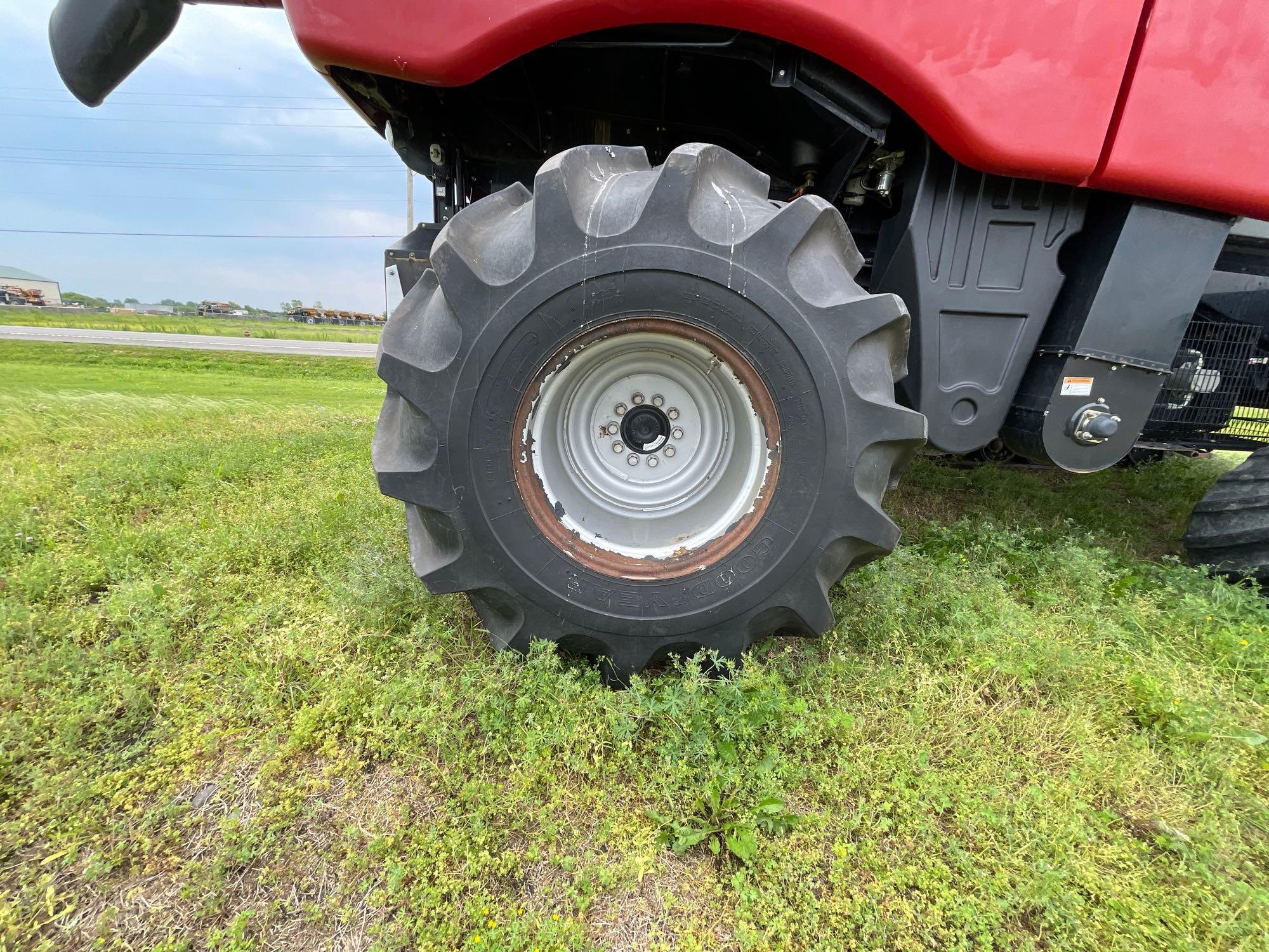 7230 CASE IH COMBINE