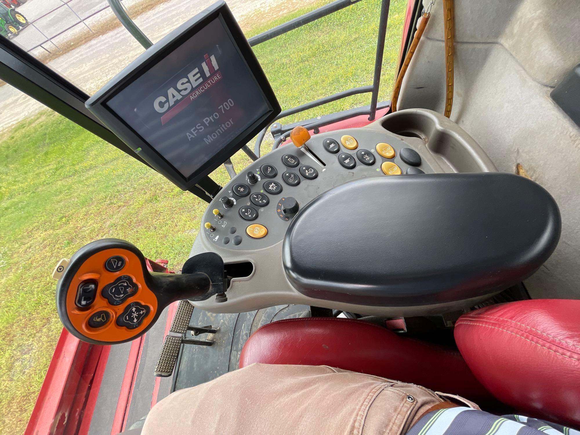 7230 CASE IH COMBINE