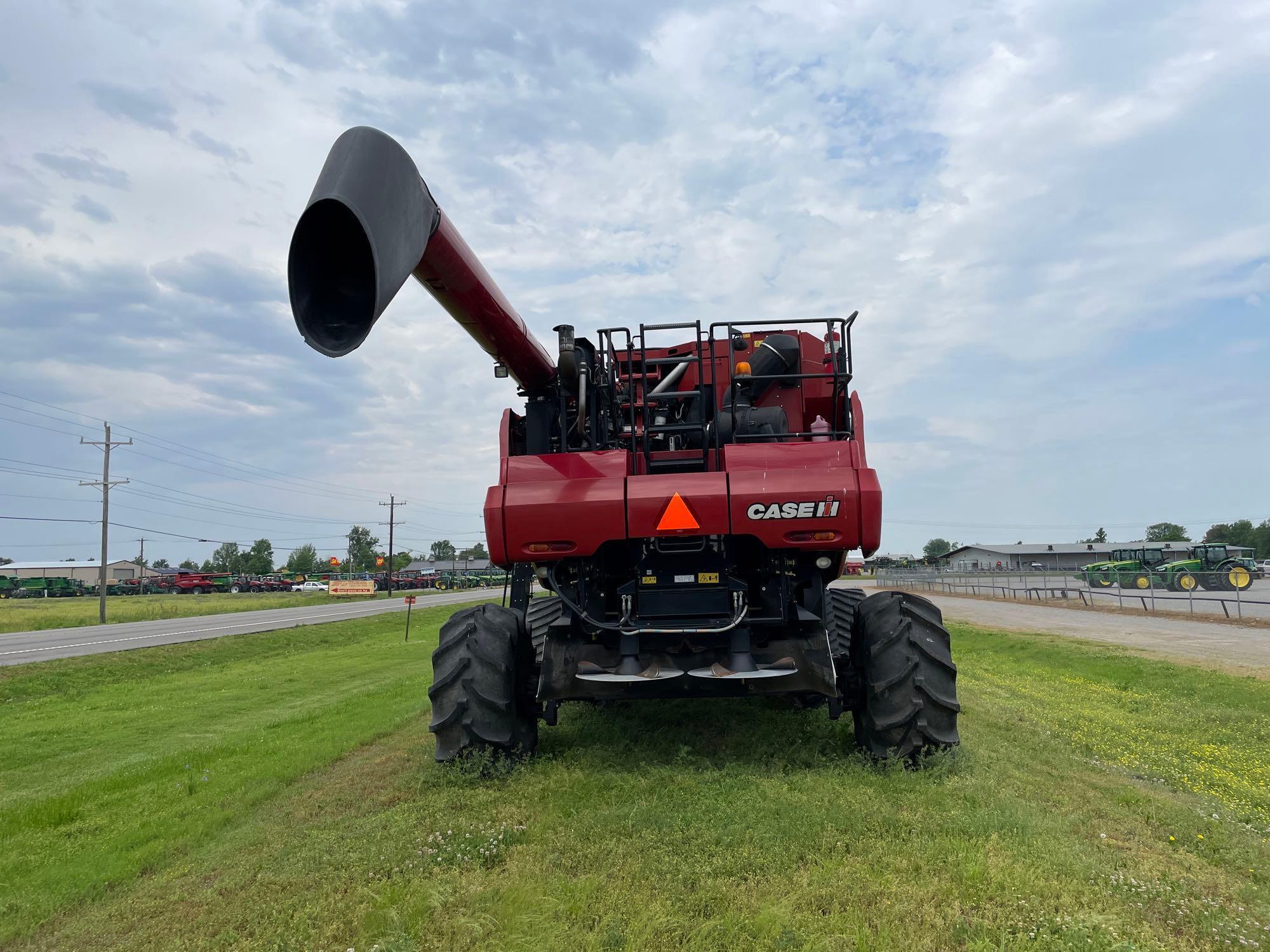 7230 CASE IH COMBINE