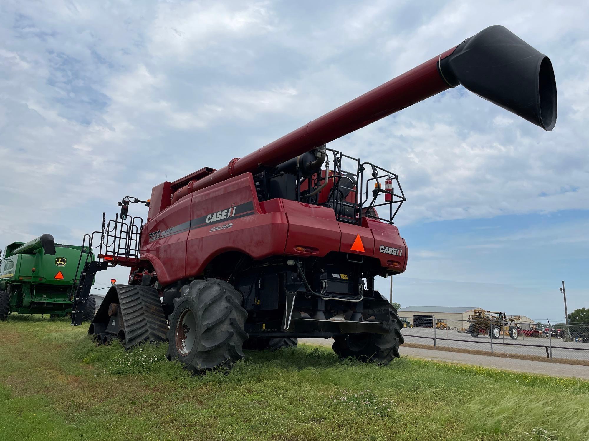 7230 CASE IH COMBINE
