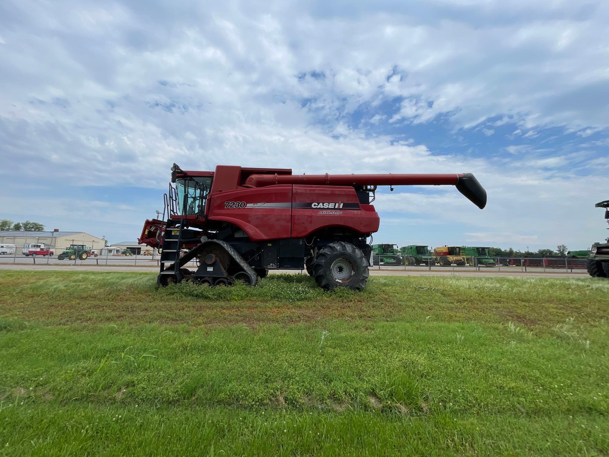 7230 CASE IH COMBINE