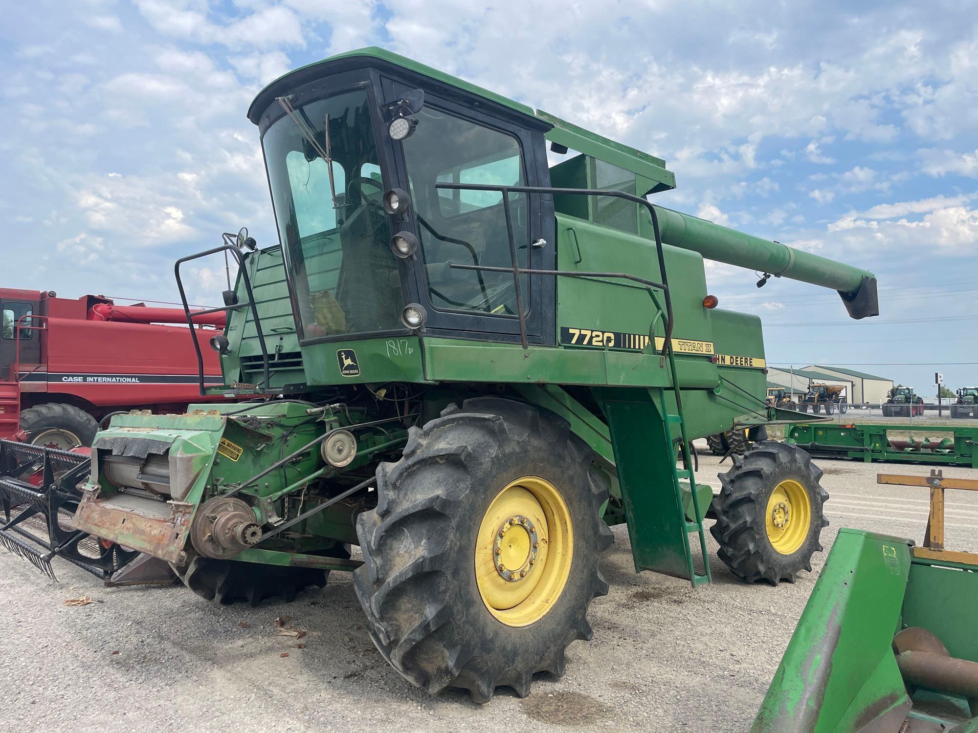 7720 TITAN II JOHN DEERE COMBINE, 1985 YR.