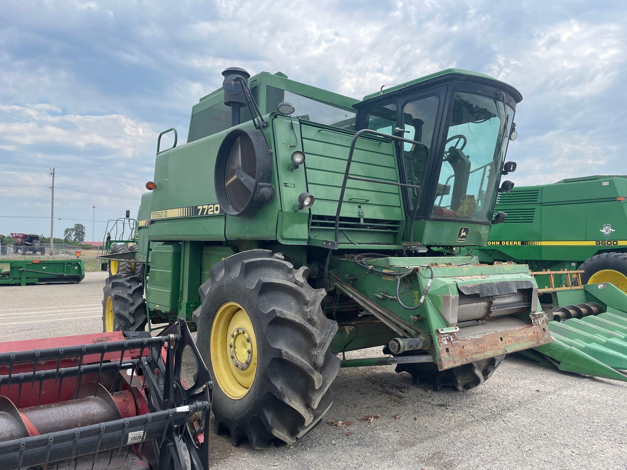 7720 TITAN II JOHN DEERE COMBINE, 1985 YR.