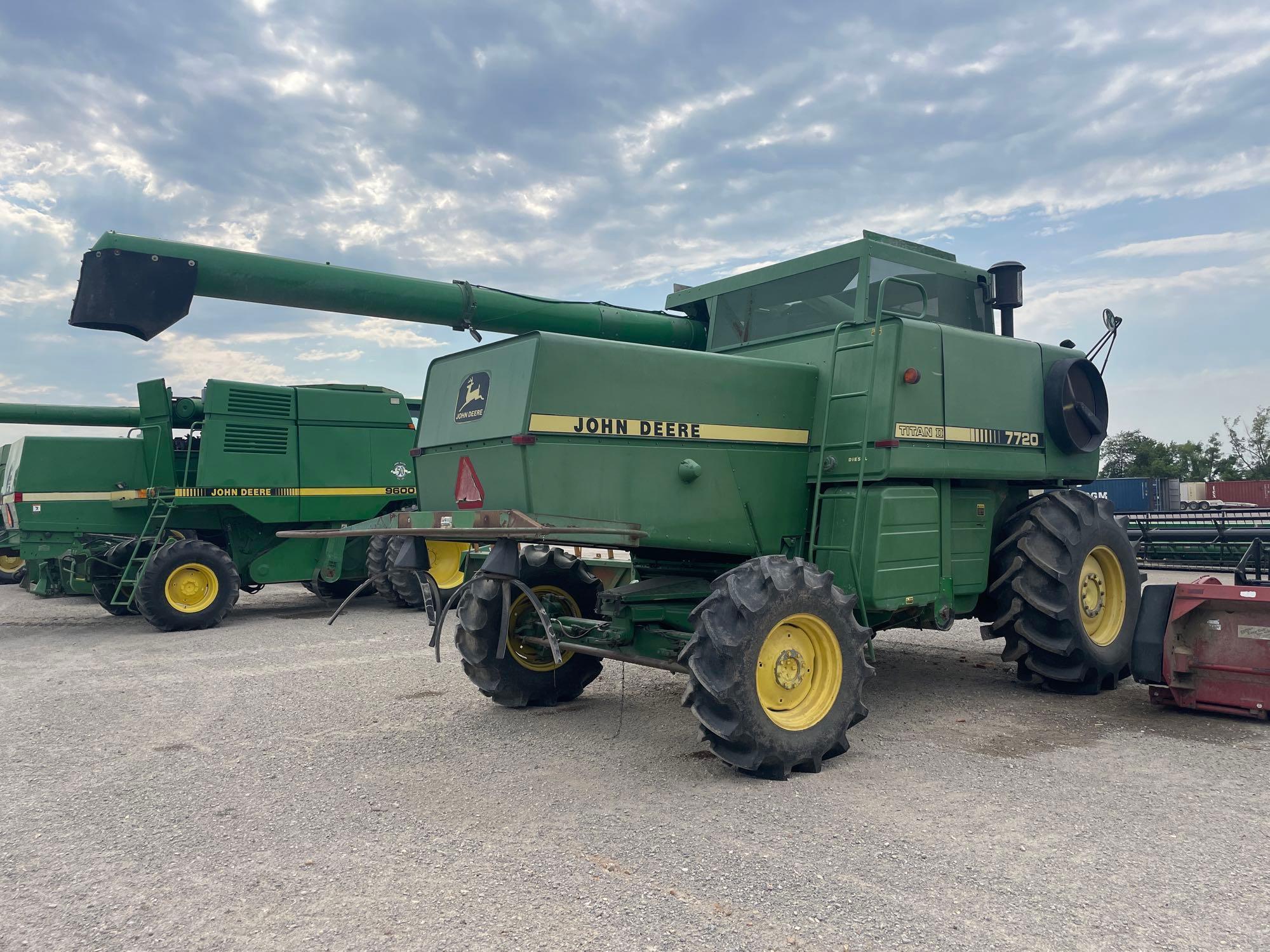 7720 TITAN II JOHN DEERE COMBINE, 1985 YR.