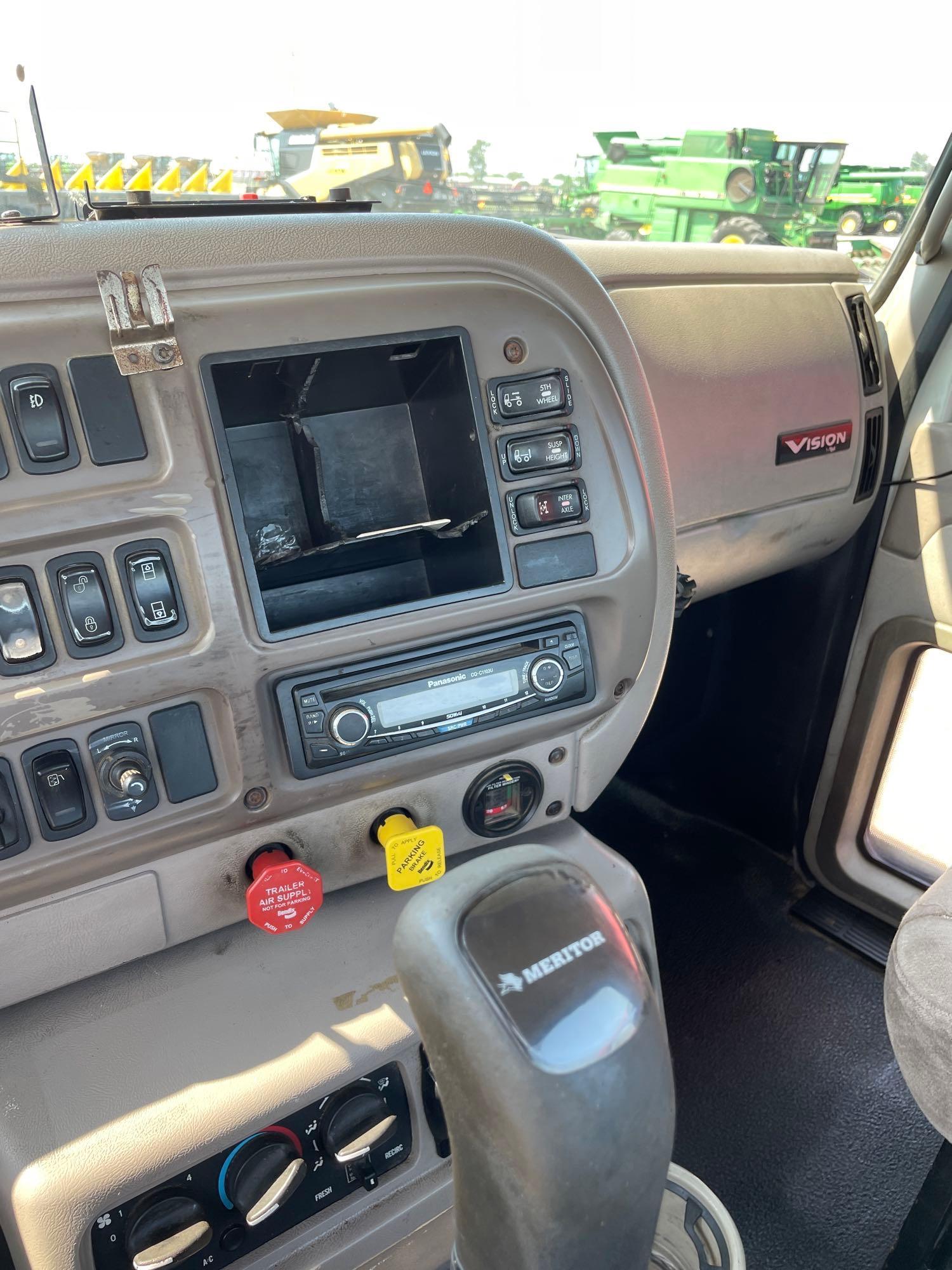 MACK DAY CAB SEMI