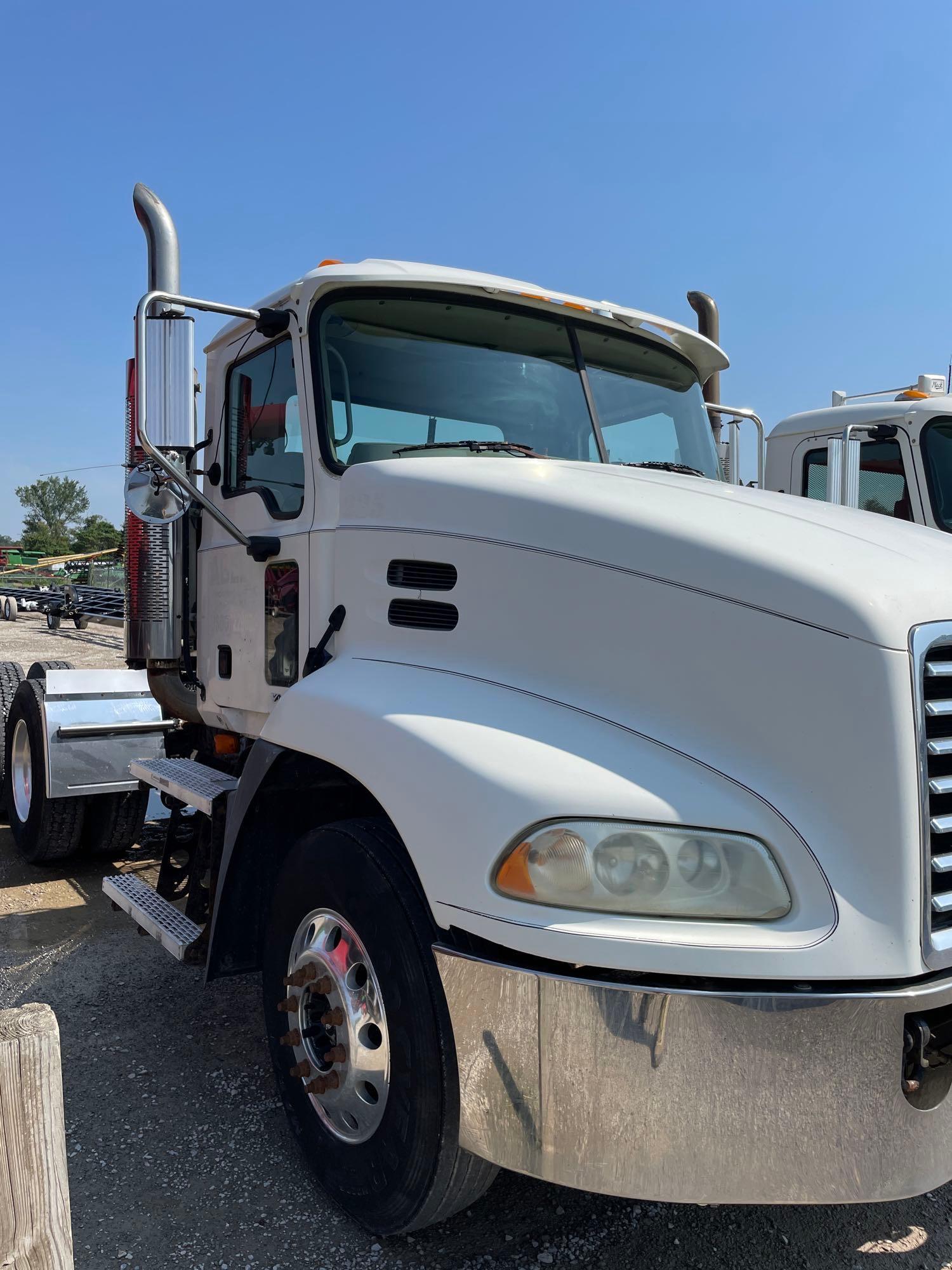 MACK DAY CAB SEMI