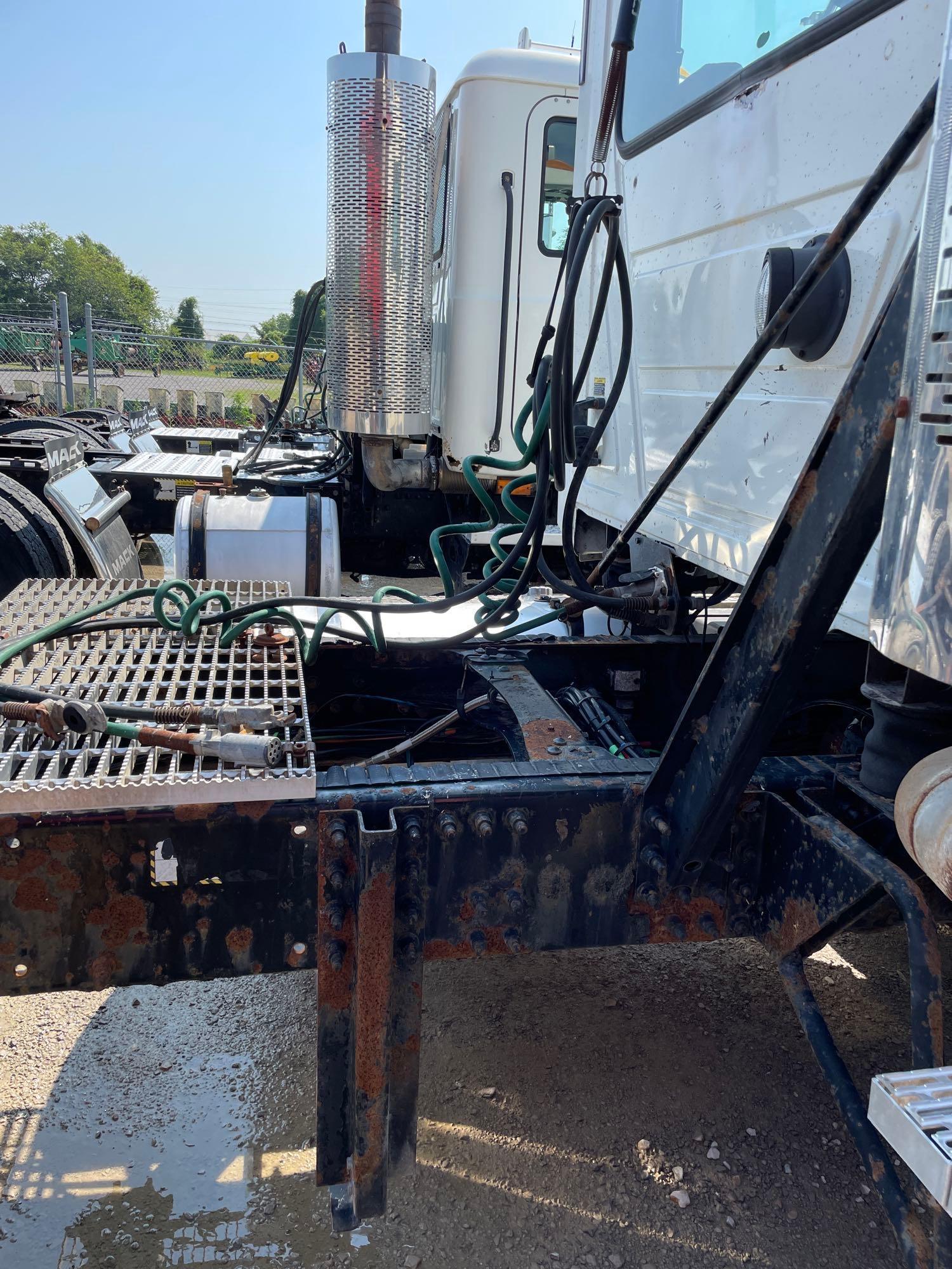 MACK DAY CAB SEMI
