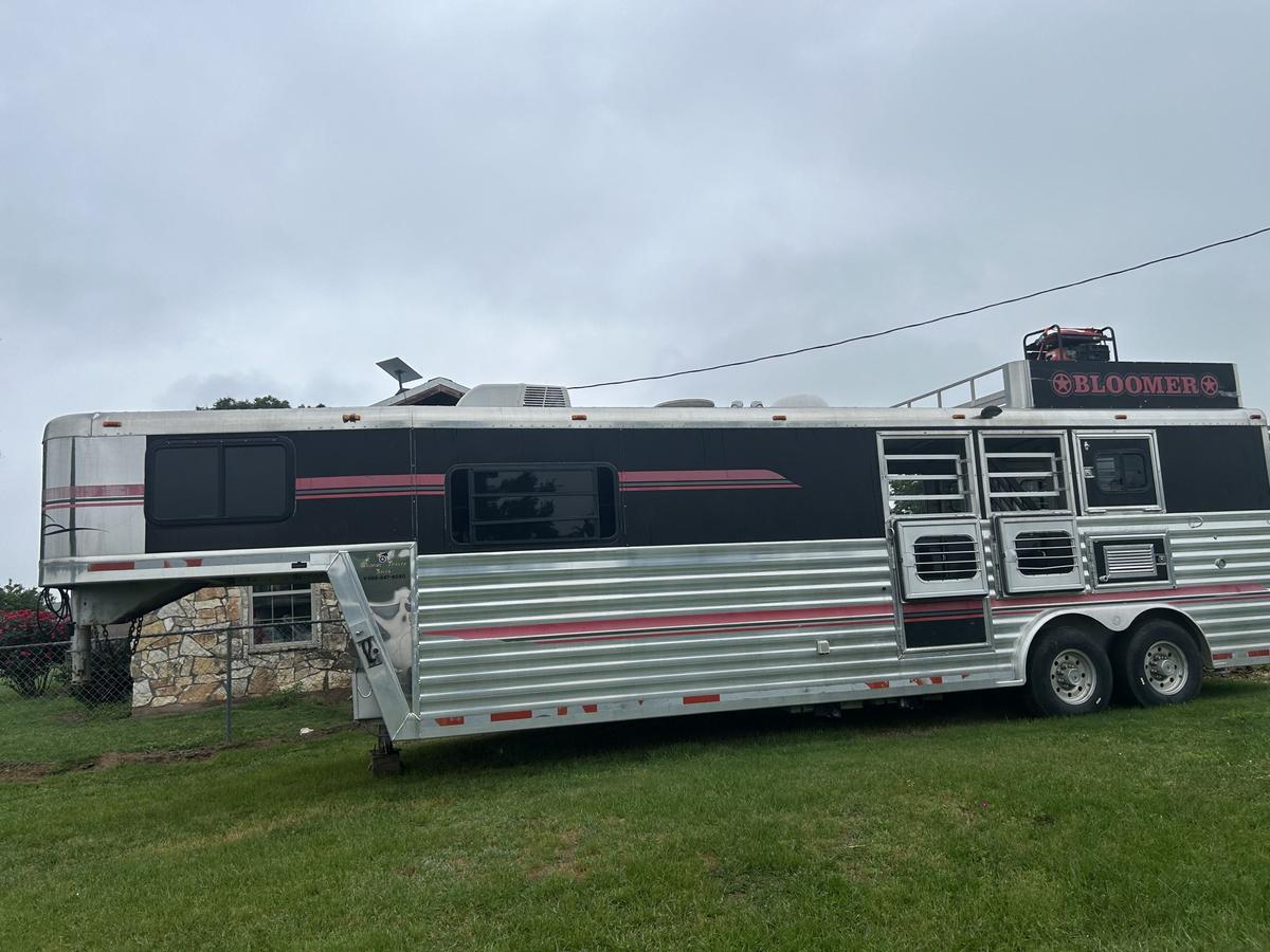 Bloomer 2000 3 Horse Livestock Trailer UN Franklin, TX