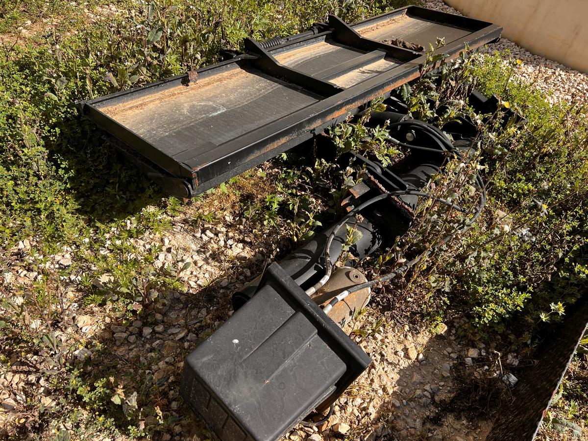 2000lb Tommy Gate lift