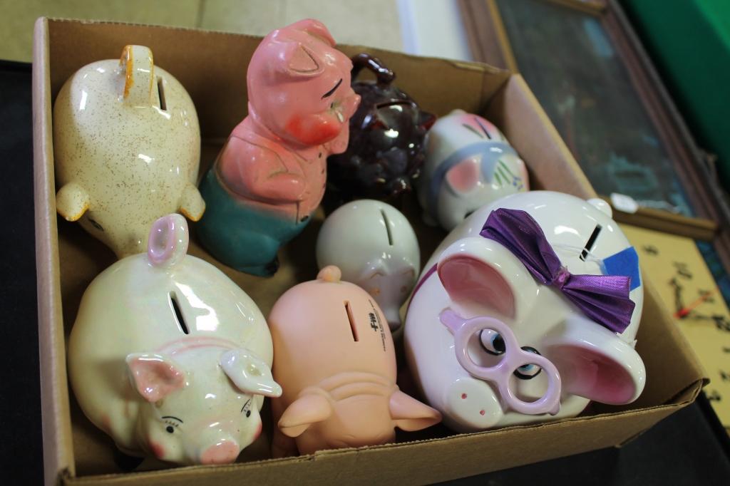 Lot of 8 Piggy Banks