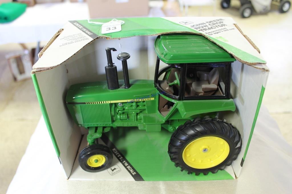 1/16 Ertyl John Deere Row Crop Tractor MIB