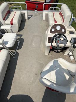 19ft Sun Tracker party barge pontoon