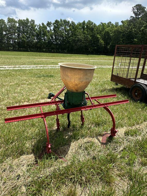 Fertilizer distributor