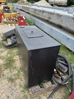 Hydraulic tank with mixed hoses and fittings.