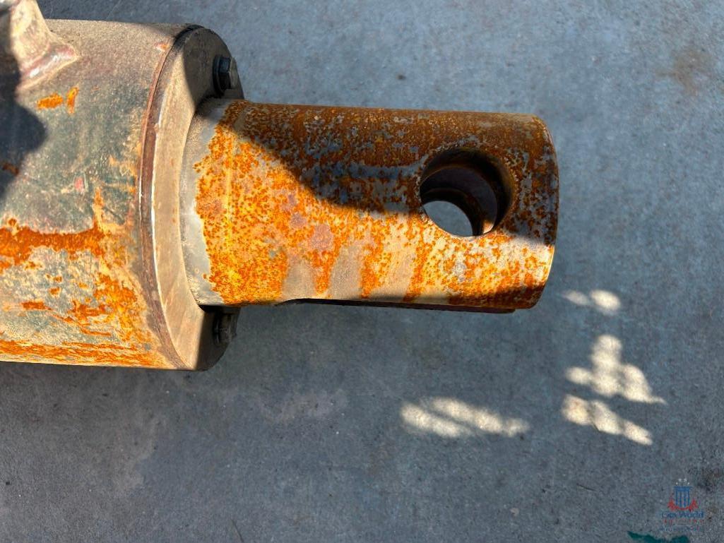 LOT CONSISTING OF (2) HYDRAULICS CYLINDERS