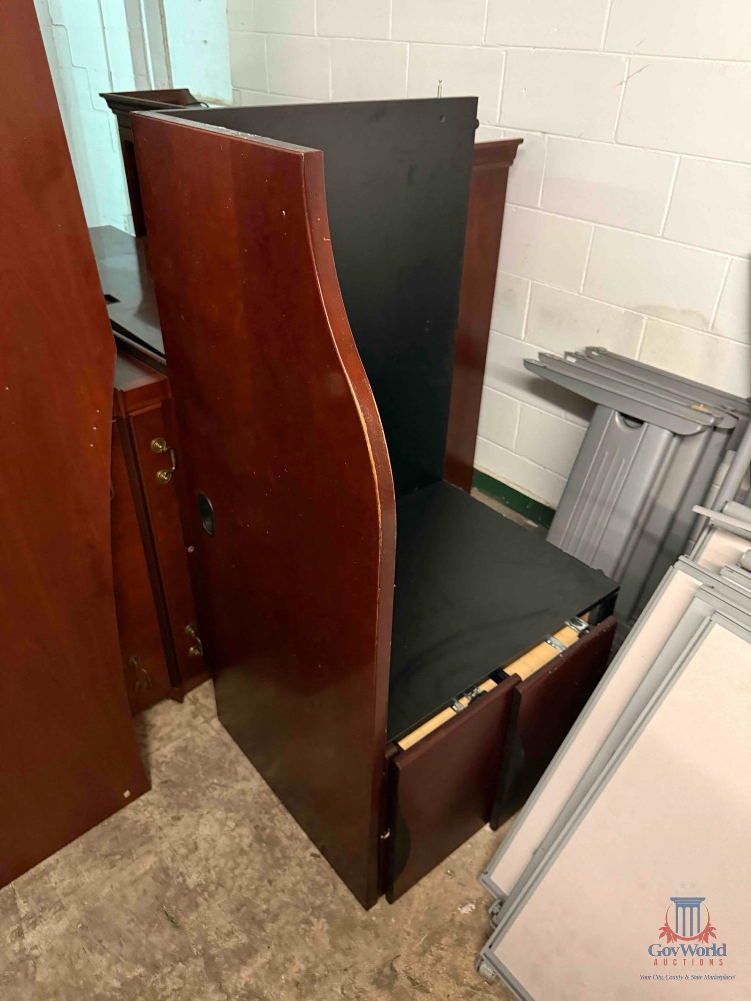 LOT CONSISTING OF OFFICE FURNITURE