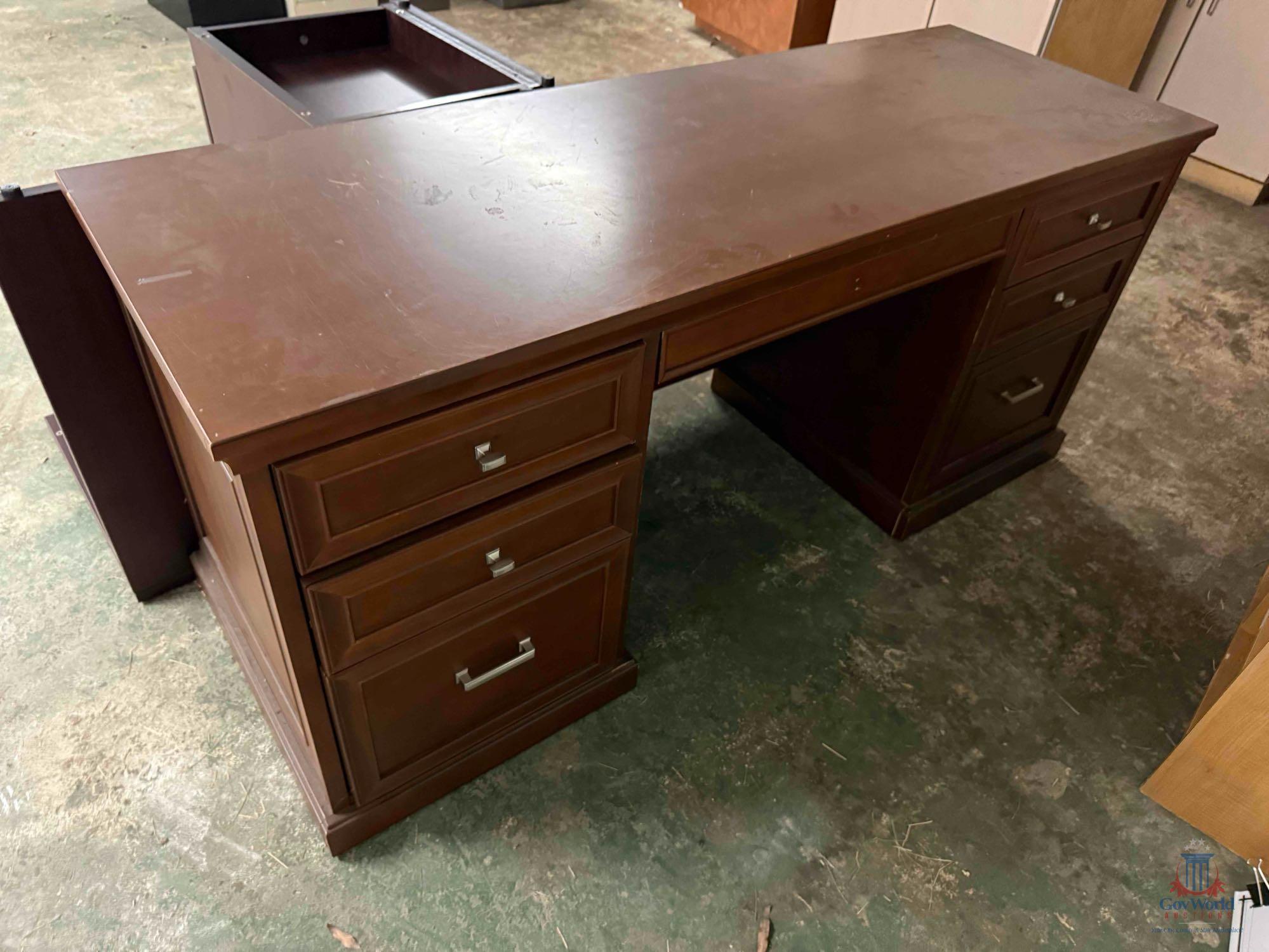 LOT CONSISTING OF OFFICE FURNITURE