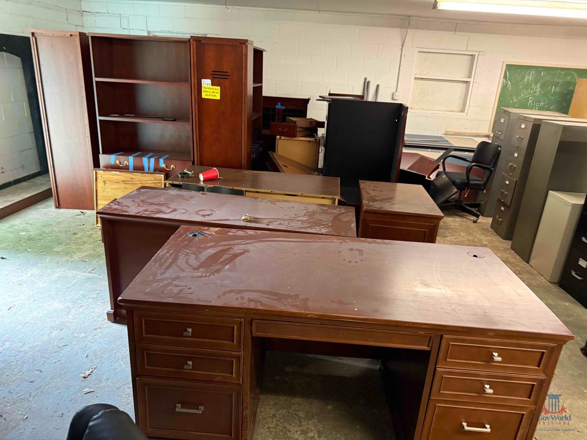 LOT CONSISTING OF OFFICE FURNITURE