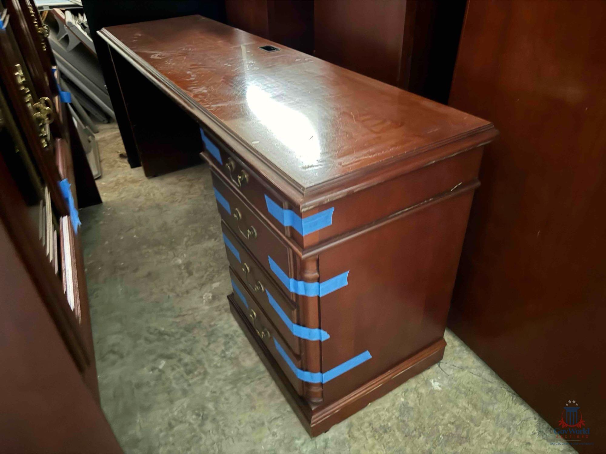 LOT CONSISTING OF OFFICE FURNITURE
