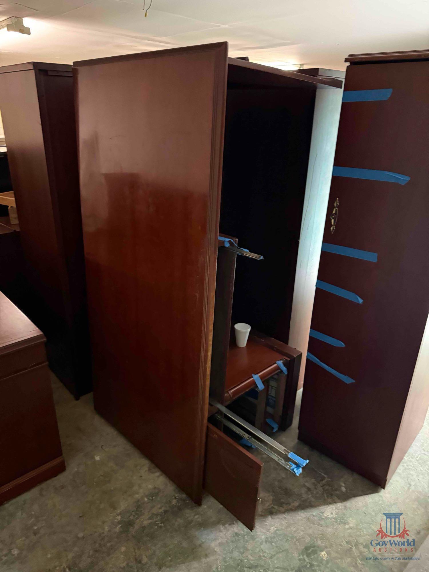 LOT CONSISTING OF OFFICE FURNITURE