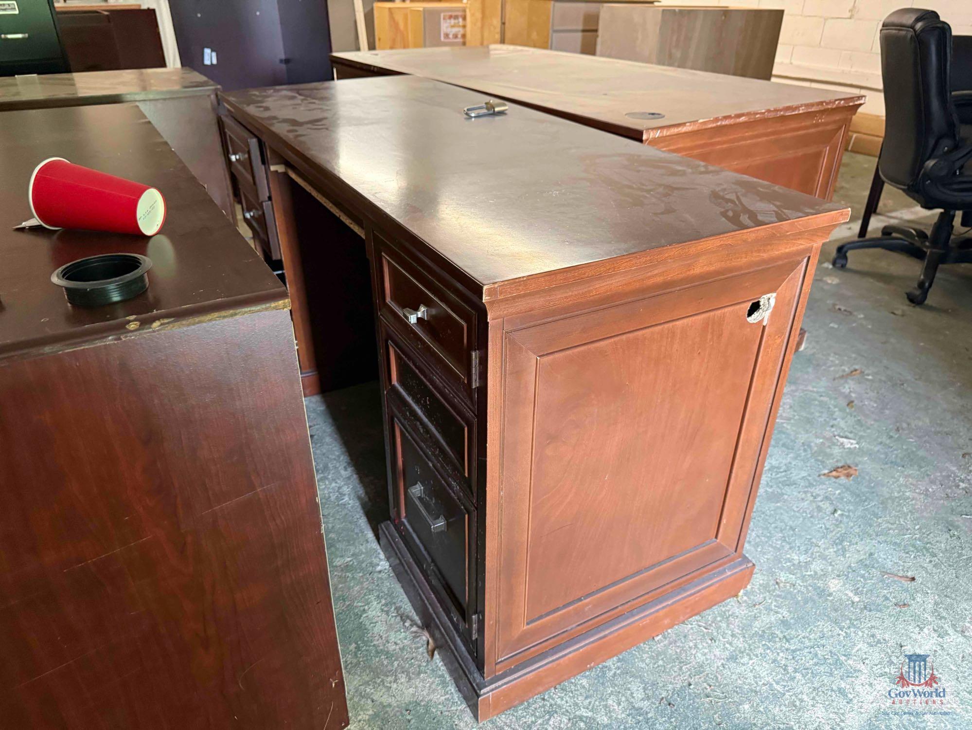 LOT CONSISTING OF OFFICE FURNITURE
