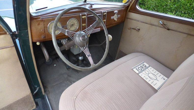 1939 Ford 2 Door Deluxe Sedan