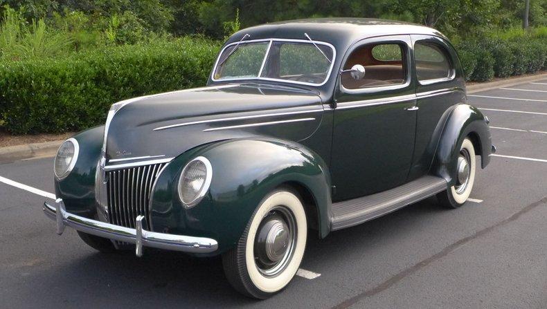 1939 Ford 2 Door Deluxe Sedan