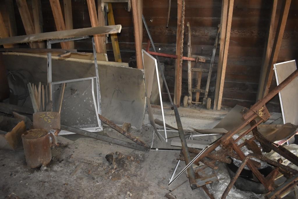 Contents of wall