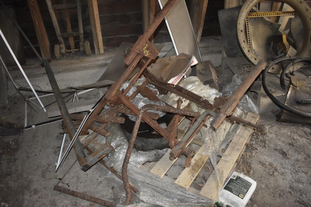 Contents of wall