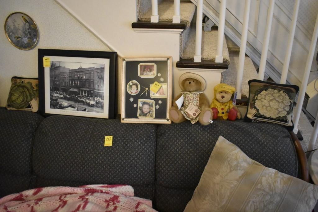 Plates, Pictures, Stuffed animals and nice lamp