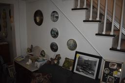 Plates, Pictures, Stuffed animals and nice lamp