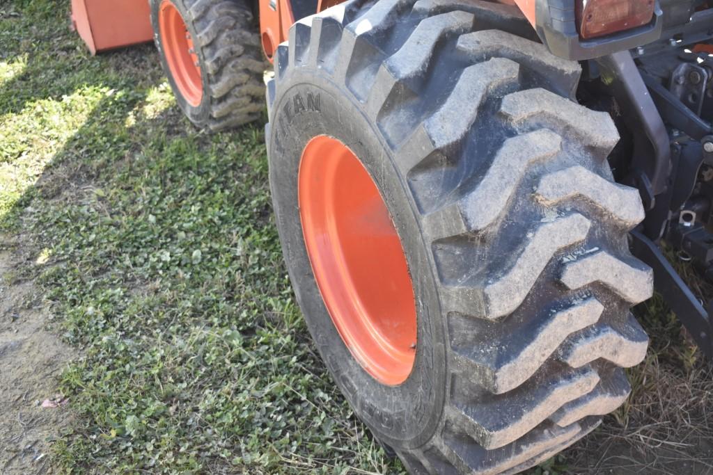 Kubota B3300SU Loader Tractor