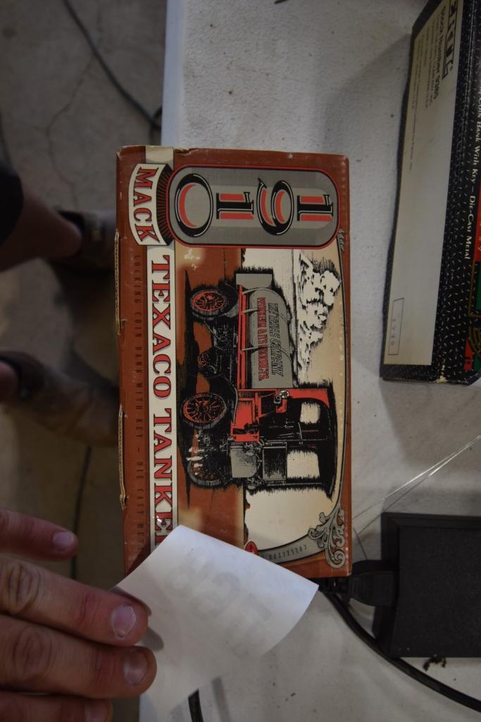 Texaco 1910 Mack Tanker