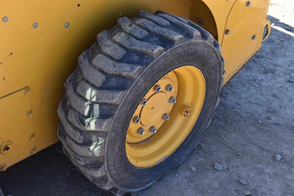 John Deere 318G Skid Steer