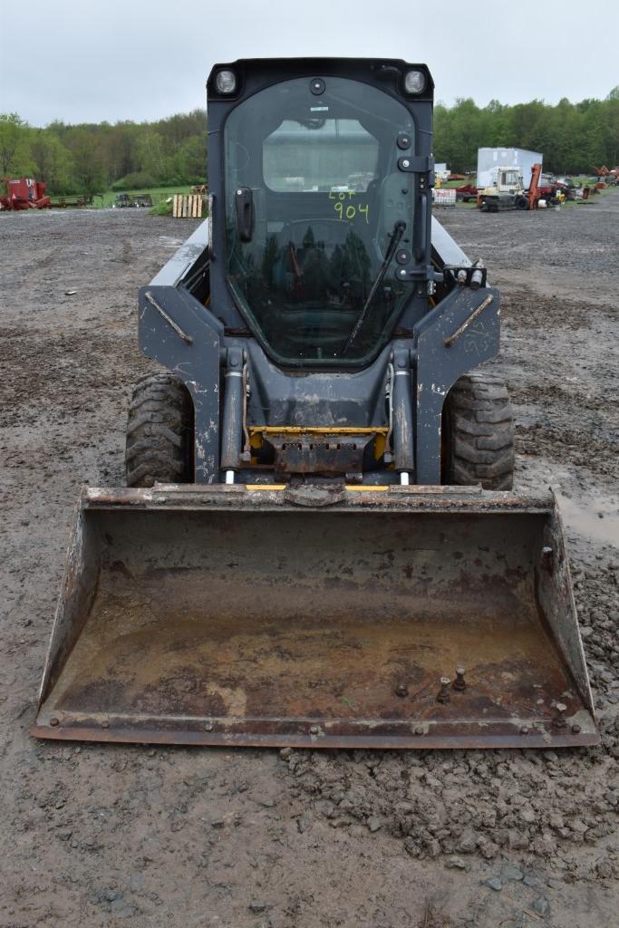 John Deere 318D Skid Steer