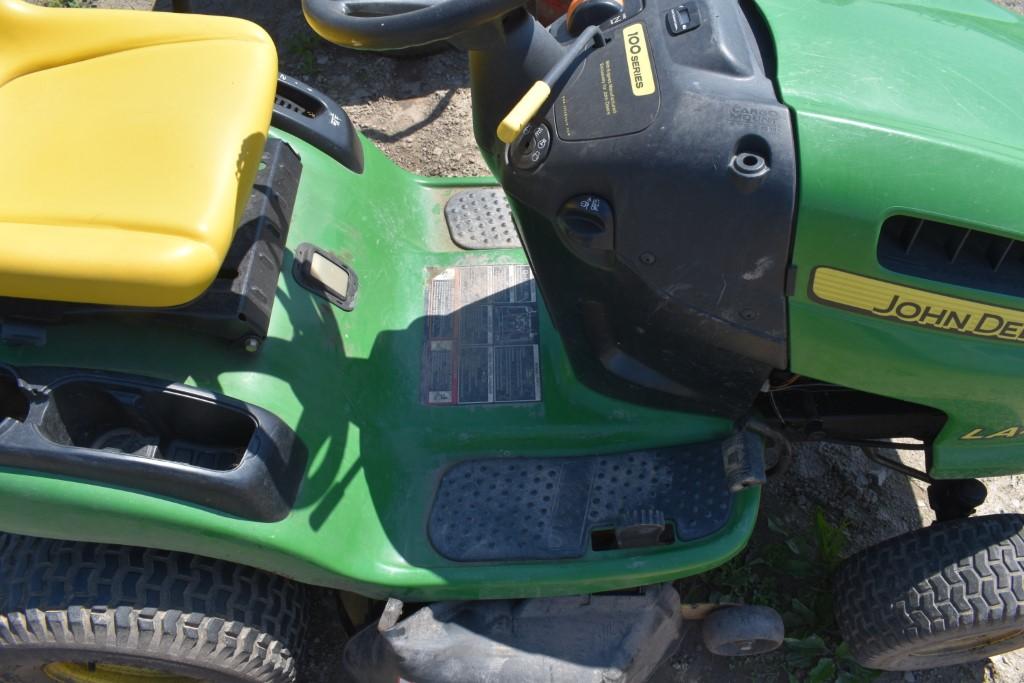 John Deere LA 125 Lawn Tractor