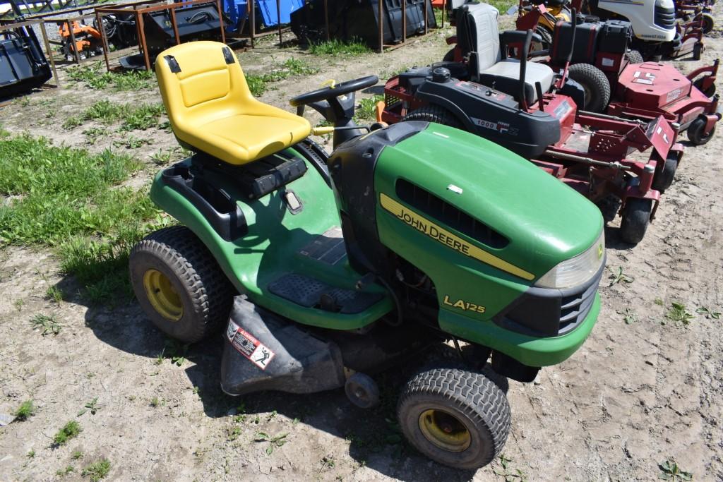 John Deere LA 125 Lawn Tractor