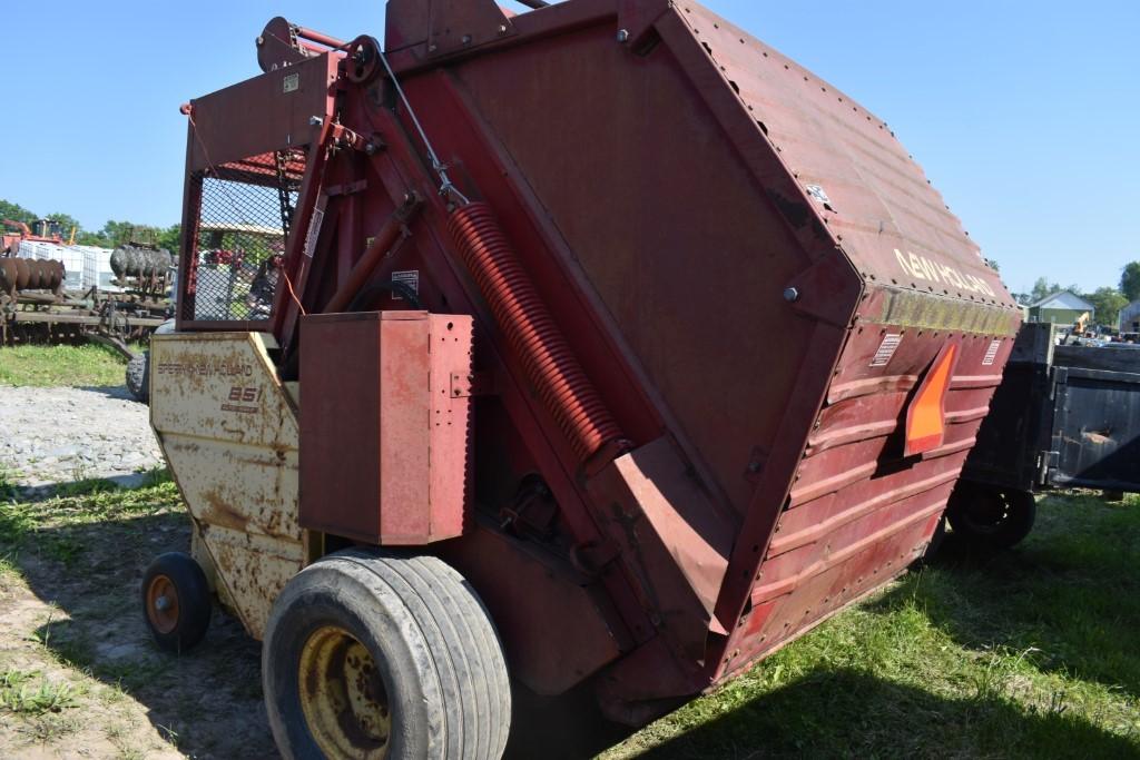 New Holland 851 Round Baler