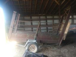 Portable cattle unloading chute with good floor