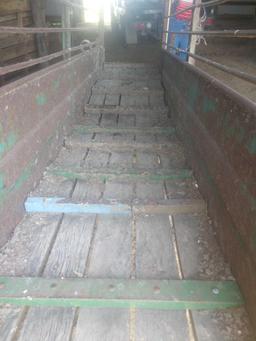 Portable cattle unloading chute with good floor