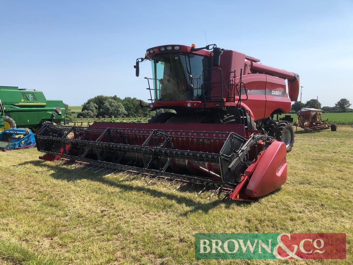 2010 Case IH 7120 Axial Flow combine harvester with 3050 varicut (25ft) header and side knives c/w