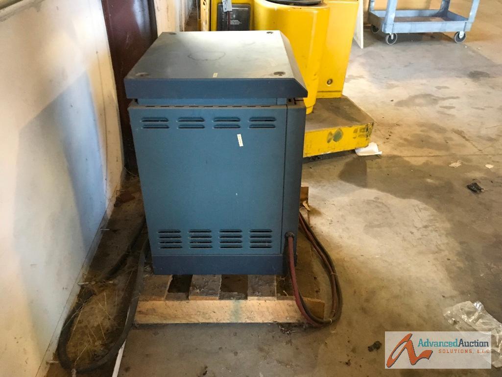 Ride on electric Pallet Jack with Automatic charger.
